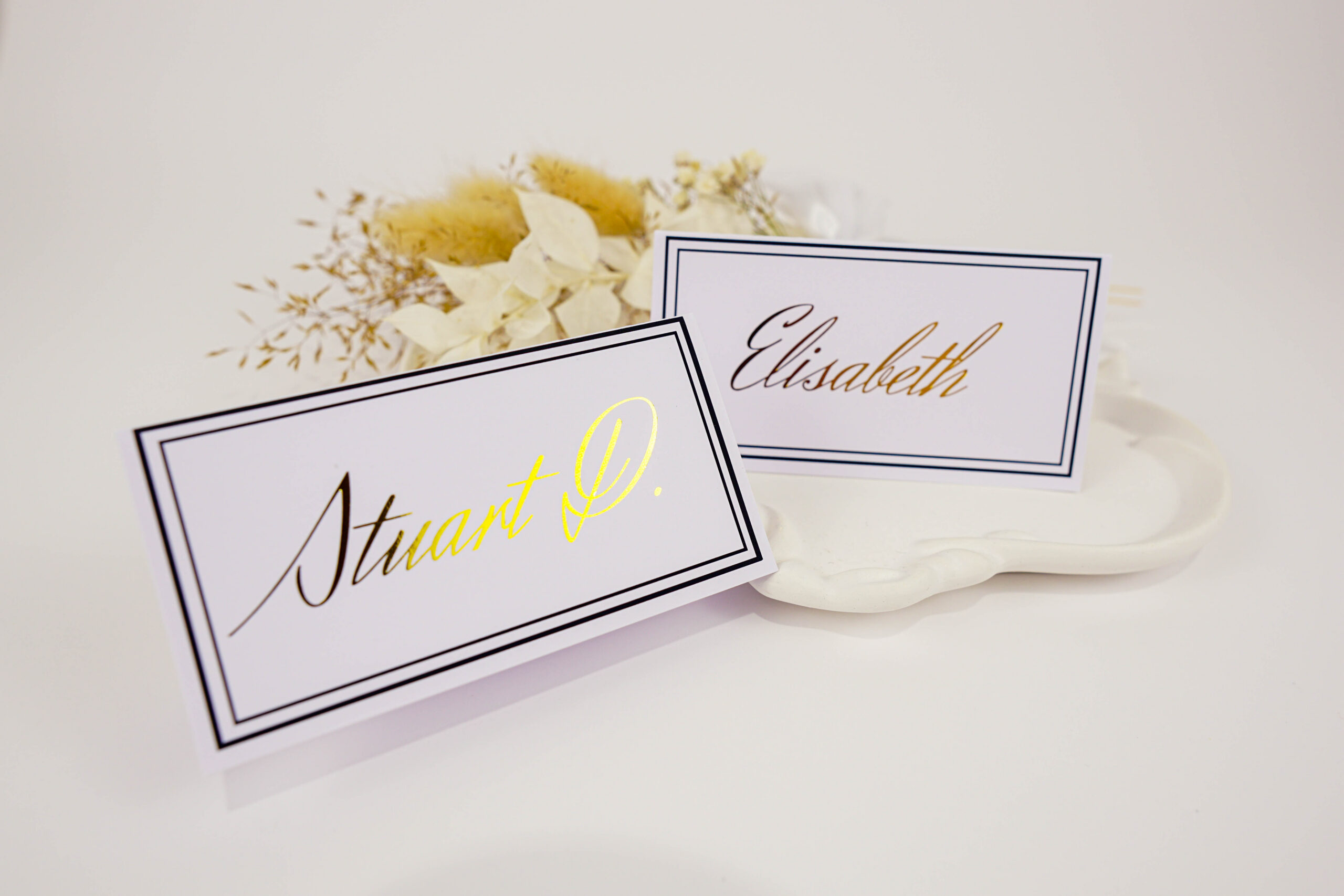 Pulmade lauanimesildid kuldse trükiga – elegantsed nimelised kohakaardid külalistele.